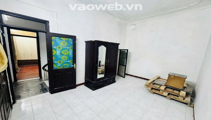 Cho thuê nhà Hồng Mai, 43m2, 3 tầng, 3 ngủ, 9.5 triệu, 30m ra ô tô ở gia đình, nhóm ngoan